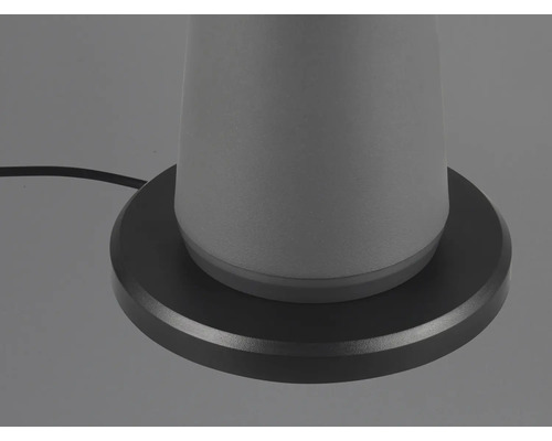 Prim-plan cu o lampă de masă cu bază rotundă