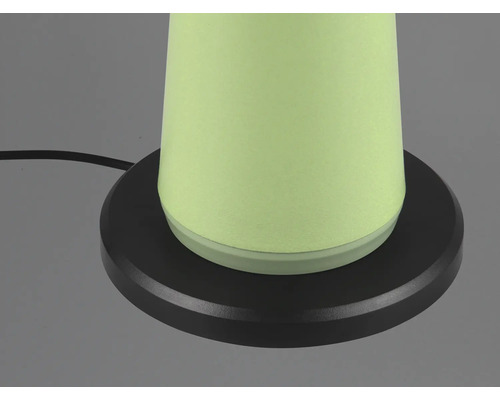 Prim-plan al unei lămpi de masă cu bază neagră