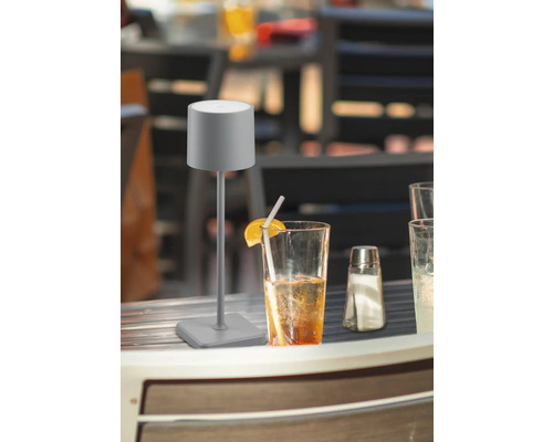 Lampă de masă lângă băutură în pahar