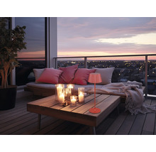 Balcon atmosferic cu masă, lumânări, lampă decorativă și scaune