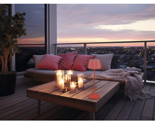 Balcon atmosferic cu masă, lumânări, lampă decorativă și scaune