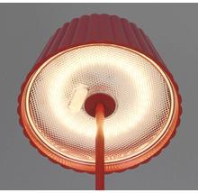 Lampă de masă roșie cu abajur canelat și sursă de lumină pornită