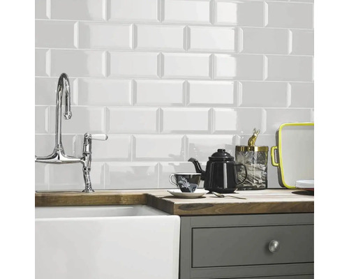 Scenă de bucătărie cu chiuvetă, robinet și faianță de perete în stil metro