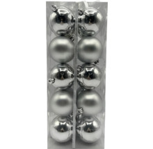 Douăsprezece globuri de Crăciun într-un ambalaj transparent.