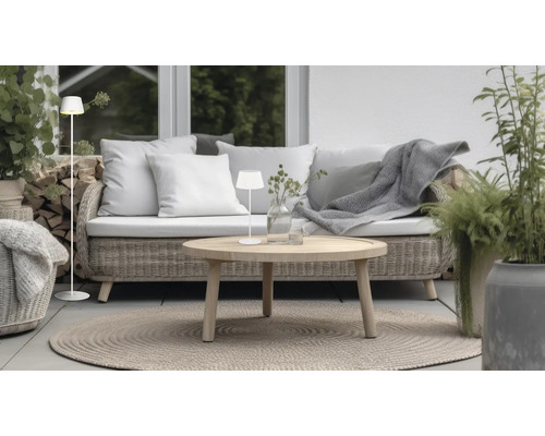 Terasa cu canapea din ratan, masă din lemn, textile și iluminat