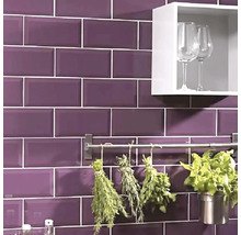 Decor de perete cu faianță violetă în bucătărie