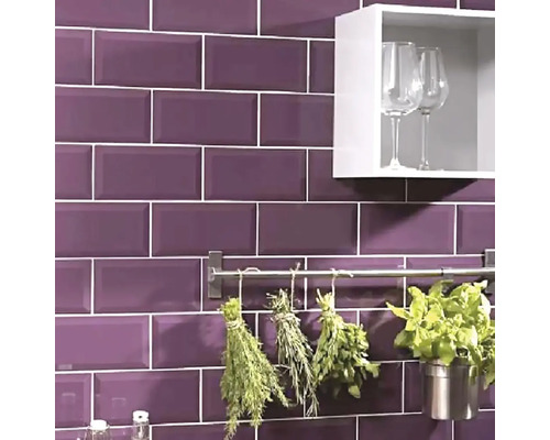 Decor de perete cu faianță violetă în bucătărie