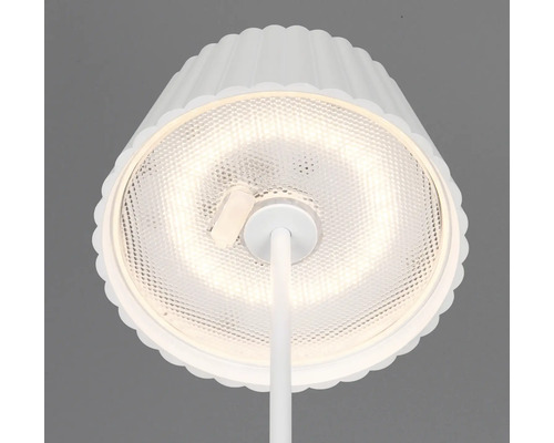 Prim-plan cu o lampă de podea albă cu abajur texturat