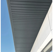 Prim-plan cu o streașină gri cu panouri orizontale