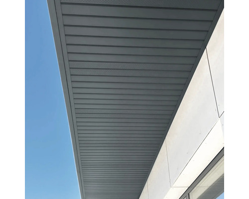 Prim-plan cu o streașină gri cu panouri orizontale