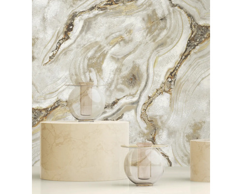 Perete decorativ cu structură de marmură și vaze de sticlă.