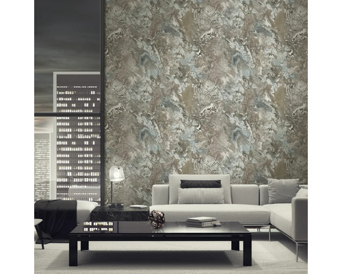 Cameră de zi cu tapet model marmorat și mobilier modern.