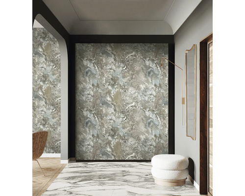 O cameră cu tapet de marmură, oglindă și taburet