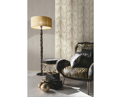Vedere a camerei cu tapet cu model, lampă de podea și fotoliu cu model animalier