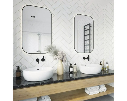 Baie modernă cu două chiuvete, oglinzi și dulap inferior din lemn