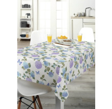 Masă de sufragerie cu față de masă cu model de hortensie și fluturi într-o bucătărie luminoasă.