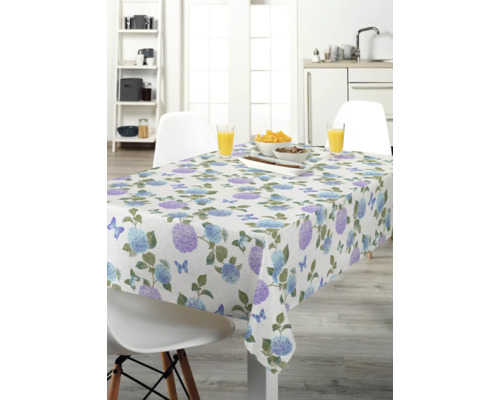 Masă de sufragerie cu față de masă cu model de hortensie și fluturi într-o bucătărie luminoasă.