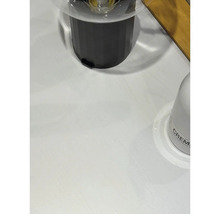 Râșniță de cafea pe o suprafață deschisă la culoare