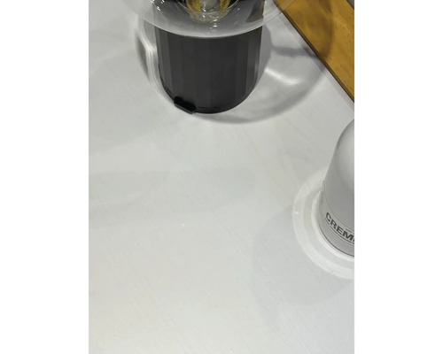 Râșniță de cafea pe o suprafață deschisă la culoare