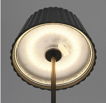 Prim-plan cu o lampă de masă iluminată cu abajur