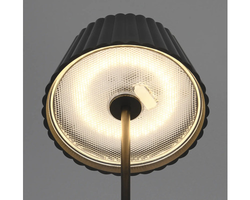 Prim-plan cu o lampă de masă iluminată cu abajur