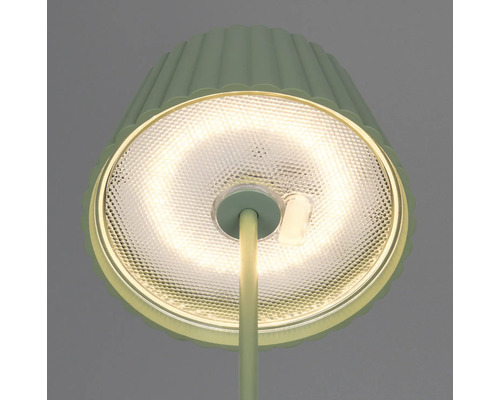 Prim-plan cu o lampă aprinsă cu abajur