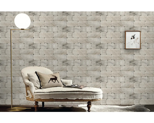 Living cu gresie de perete cu aspect de lemn, fotoliu și lampadar pentru o ambianță confortabilă