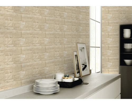 Decor de perete cu tapet aspect de piatră în bucătărie