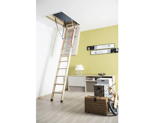 Scară de pod din lemn desfășurată într-un spațiu de locuit.