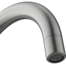 Prim-plan al unui gât de robinet curbat, din metal.