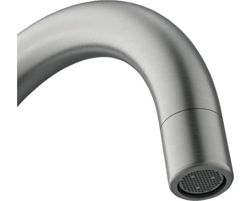 Prim-plan al unui gât de robinet curbat, din metal.