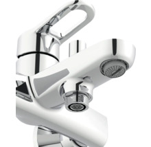 Prim-plan cu baterie de baie cromată