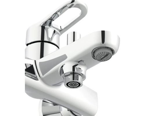 Prim-plan cu baterie de baie cromată