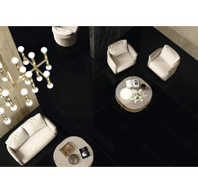 Mobilier de living deschis la culoare pe pardoseală închisă la culoare cu aspect de gresie