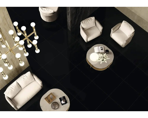 Mobilier de living deschis la culoare pe pardoseală închisă la culoare cu aspect de gresie