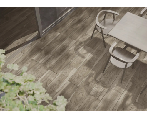 Terasa cu gresie cu aspect de lemn și masă de grădină cu scaune