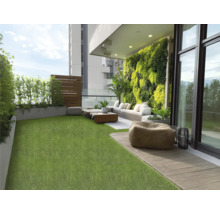 Balcon amenajat cu gazon, podea din lemn și perete plantat
