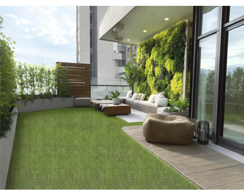 Balcon amenajat cu gazon, podea din lemn și perete plantat