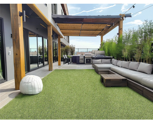 Terasa cu gazon artificial, zonă de relaxare și grătar sub o pergolă
