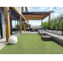 Spațiu exterior amenajat cu grătar, zonă de relaxare și gazon artificial