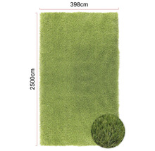 Covor dreptunghiular verde din gazon artificial cu dimensiunile de 398 cm x 2500 cm