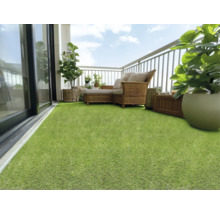 Balcon cu gazon artificial, mobilier din ratan și plante pentru o atmosferă primitoare