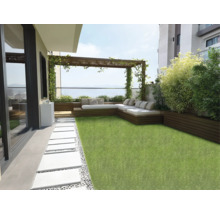Spațiu exterior amenajat cu gazon artificial, zonă de relaxare și plante