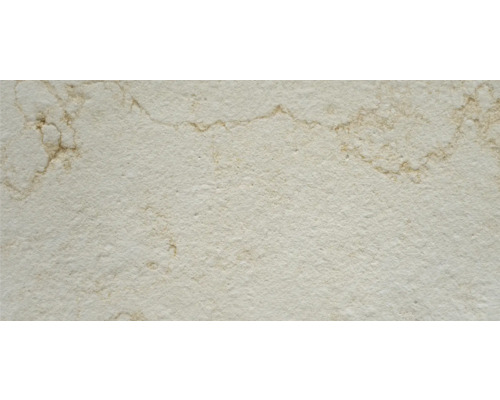 Marmură flexibilă StoneFlex Magma Gold 61x122 cm Prim-plan cu o faianță de piatră naturală deschisă la culoare, cu nervuri fine