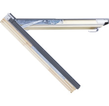 Fereastră de mansardă deschisă cu cadru din lemn