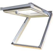 Fereastră de mansardă deschisă pentru aerisire și lumină naturală