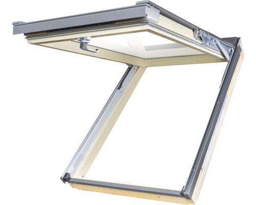 Fereastră de mansardă deschisă pentru aerisire și lumină naturală