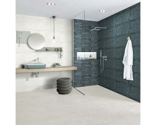 Baie modernă cu lavoar, oglindă, duș și gresie gri