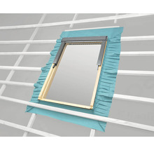 Fereastră de mansardă cu cadru de montaj și manșon de izolație montată într-un acoperiș.