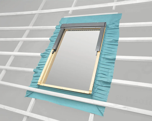 Fereastră de mansardă cu cadru de montaj și manșon de izolație montată într-un acoperiș.